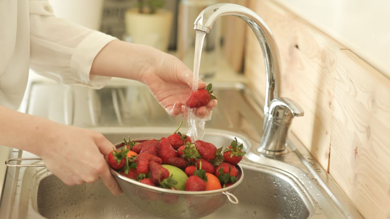 air kran kotor cuci buah