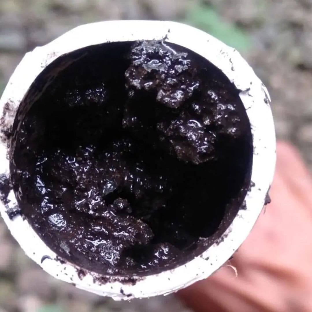 pipa air kotor hitam