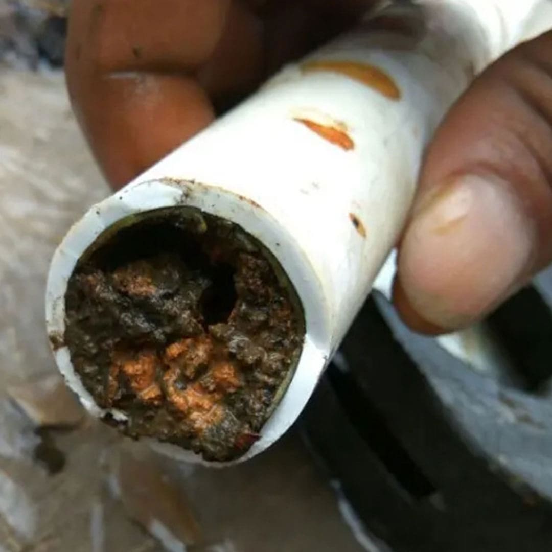 pipa saluran air lumpur-tanah