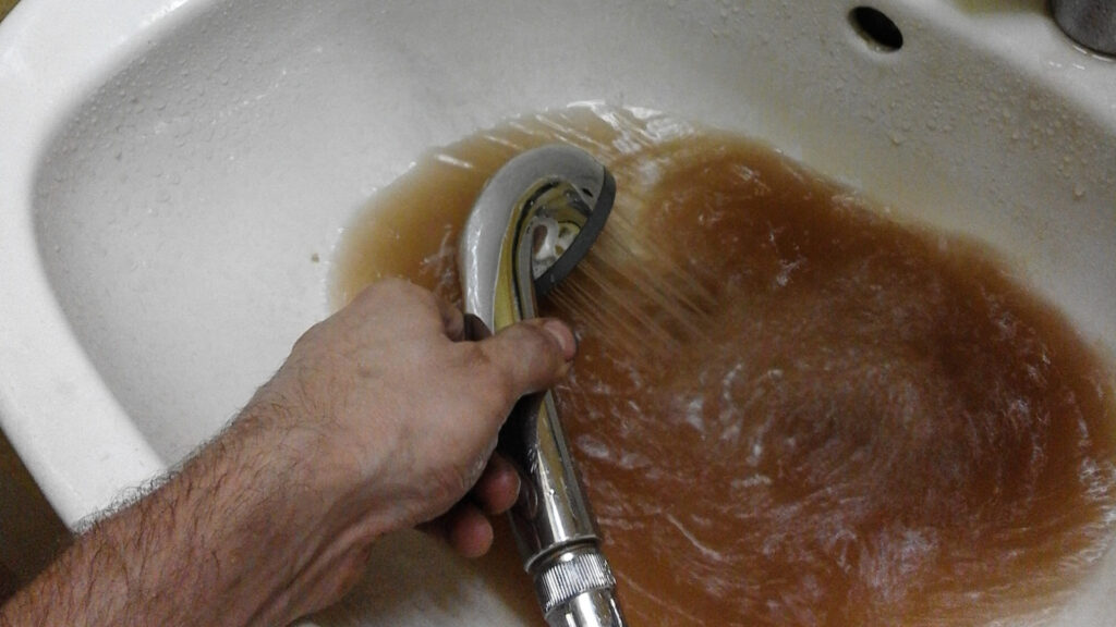 air shower keruh banyak cacing